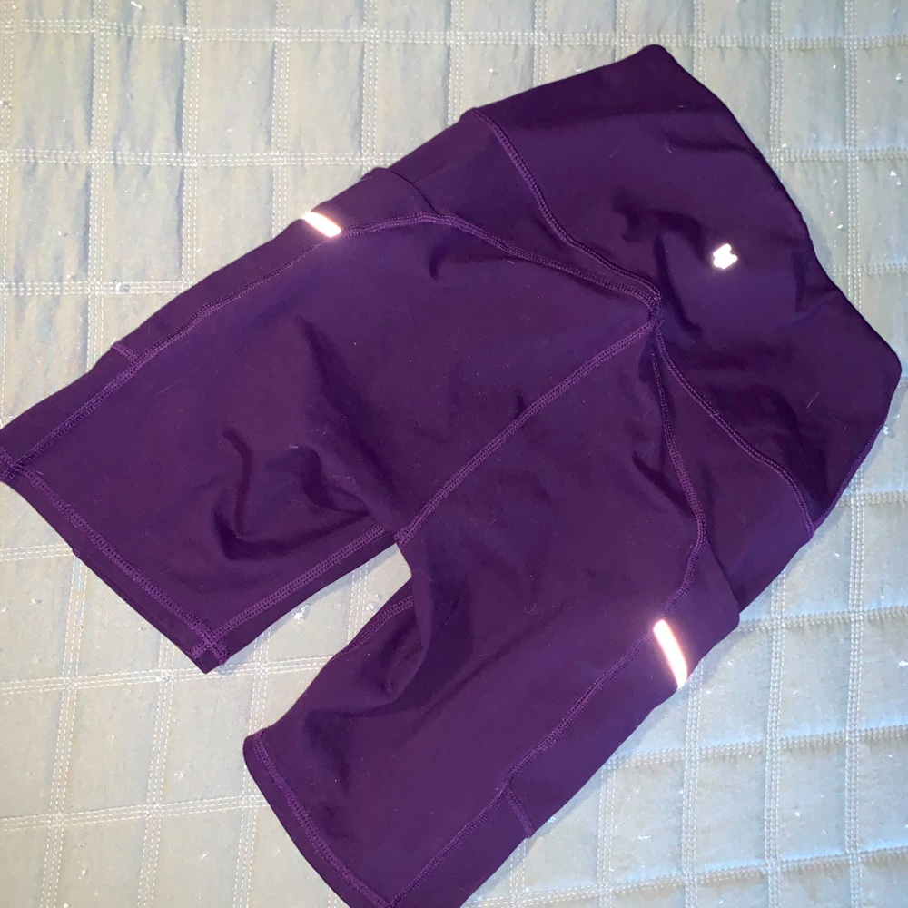 Active wear biker shorts with pockets and a reflective zipper